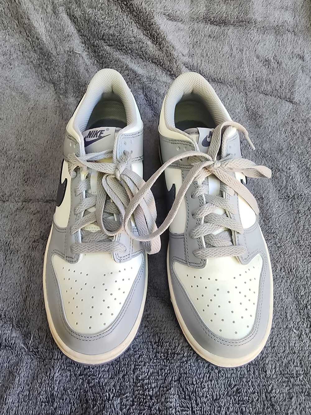 Nike Youth Low-Top Sneakers in White and Light Gray